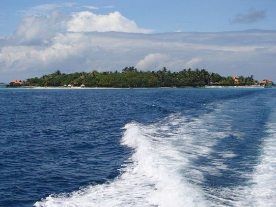 The Maldives, one of the island nations imperiled by rising seas. Photo by Nevit Dilman, via Wikimedia Commons.
