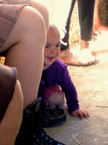 The Mudgirls do their work in child- and mother-friendly style. 