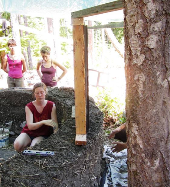 Rose (inside wall) facilitates a Mudgirls workshop.